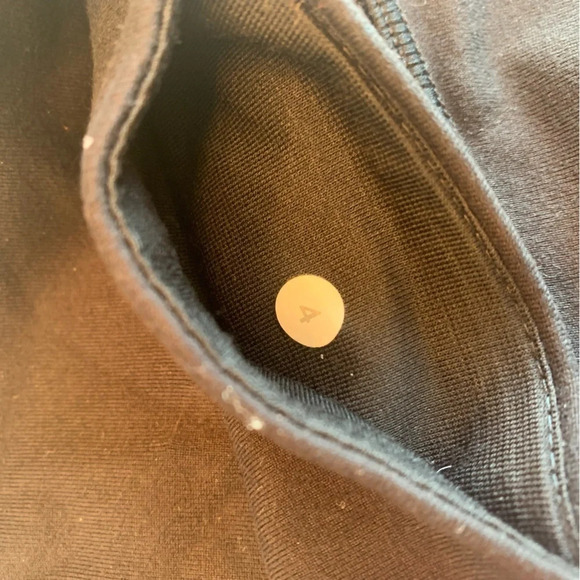 ๐ฉฐ Elevate Your Workout in Lululemon Legging Capris - Women's Size 4 ๐๏ธโโ๏ธ - Picture 9 of 9